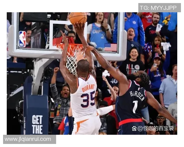 美国足球明星挑战篮球赛场展现全能运动员风采与激情对决