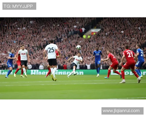 闪耀绿茵场的足球明星们展现风采与魅力的精彩瞬间